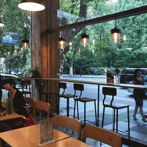 天气预报说，今天下午三点有雨。我抬头看了看天，阳光正从梧桐叶的缝隙里漏下来，在地上画出斑驳的光影。三点还早，我决定去街角的咖啡店坐坐，权当是赴一场与时间的约会。亚投彩票登录平台