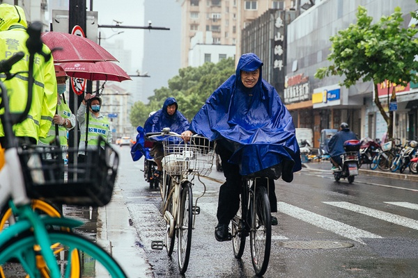 上海台风警报，风雨交加，全城严阵以待