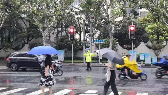 上海台风最新消息今天，风雨交加，全城严阵以待